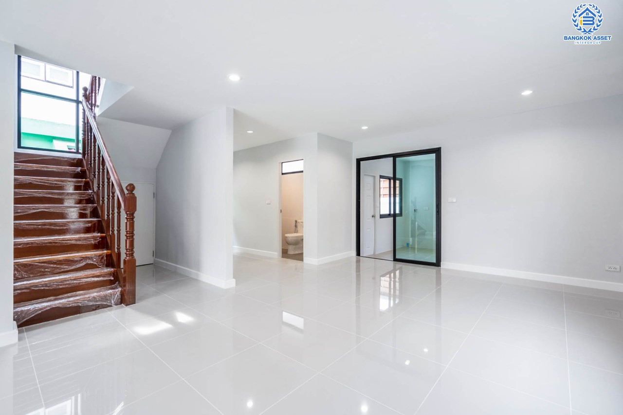 บ้านมือสองตกแต่งใหม่ ม.ลานทอง ติวานนท์-ปากเกร็ด เนื้อที่ 54 ตร.ว. ฟังก์ชัน 3 ห้องนอน 2 ห้องน้ำ บนทำเลทองเดินทางสะดวกติด ถ.ติวานนท์ ใกล้ห้าแยกปากเกร็ด เมืองทองธานี ทางด่วน, เซ็นทรัลแจ้งวัฒนะ และรถไฟฟ้าสายสีชมพู (สายอนาคต) "สถานีปากเกร็ด"